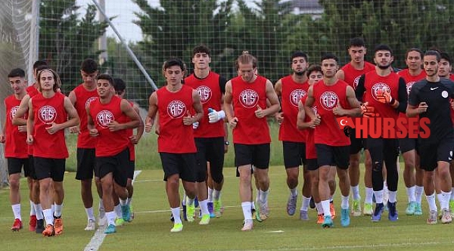 Antalyaspor yeni sezonun ilk mesaisini gençlerle yaptı