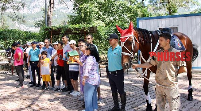 Atlı jandarmalar kapılarını özel çocuklara açtı