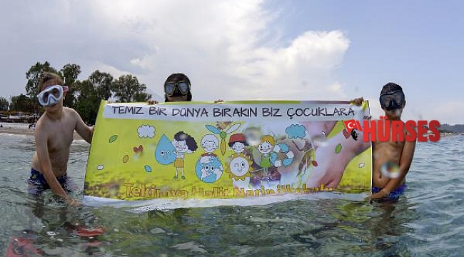 Çocuklar denizde 'Temiz bir dünya bırakın biz çocuklara' pankartı açtı