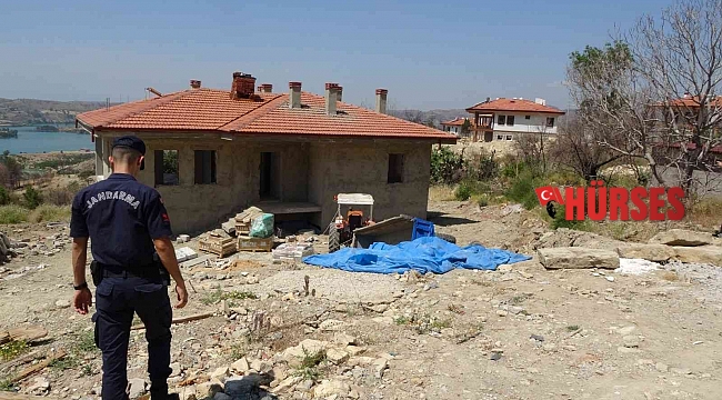 Genç kadını devrilen traktörün altından vatandaşlar kurtardı