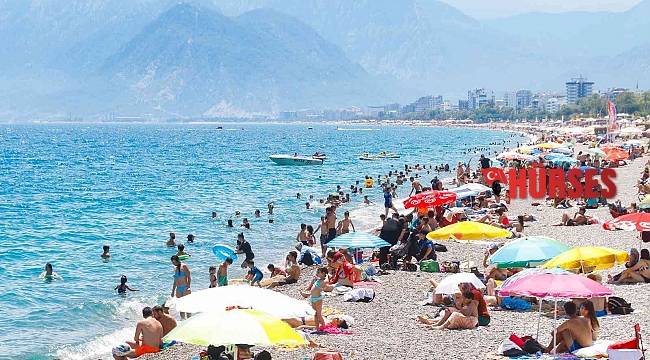 Gök gürültülü sağanak beklenen Antalya'da, güneşi gören sahile koştu