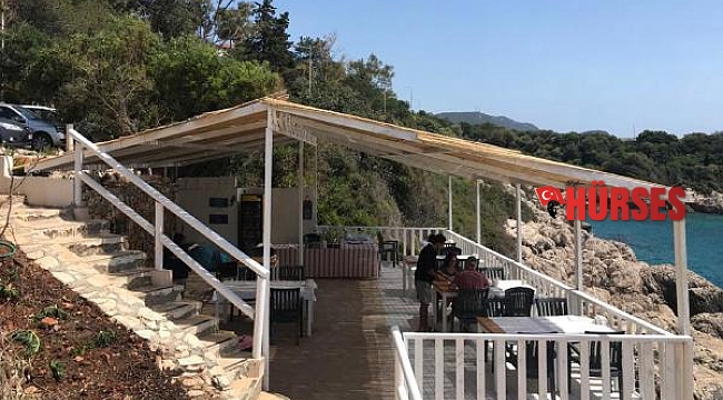 Kaçak ahşap yapı yıkıldı