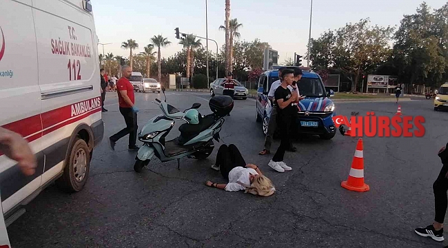 Kadın motosiklet sürücüsünü kaskı hayatta tuttu