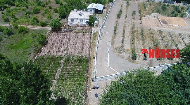 Komşu parselden geçen yol kapanınca otomobili ve traktörü evin önüne 'hapsoldu'