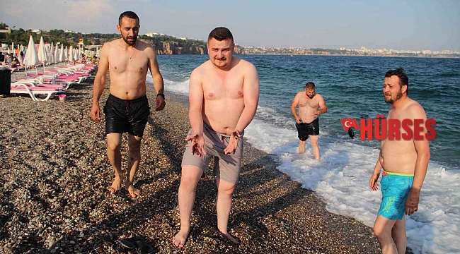 Konyaaltı Sahili'nde denize girenlerin üstüne zifti andıran bir madde yapıştı