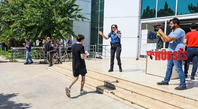 Küpesini çıkarırken yanlış salona geldiğini anladı, sınava yetişemedi