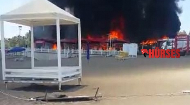 Lara bölgesindeki plaj işletmesinin alev topuna döndüğü anlar kameralara yansıdı