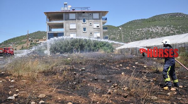 Mezarlıktaki yangın büyümeden söndürüldü