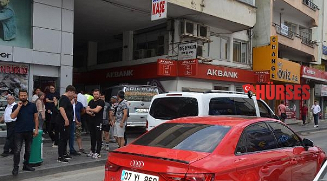 Minibüsüyle iş hanına girdi