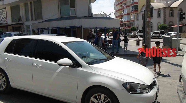 Müdürün okul çıkışı öğrencileri akan trafikte karşıya geçirme çabası