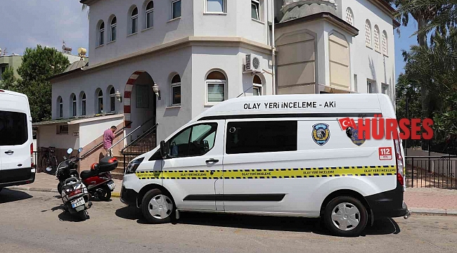 Namaz kılma bahanesi ile girdiği camiden bilgisayar çaldı