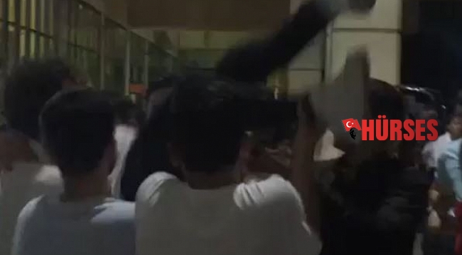 Omuzlarına alıp havaya fırlattıkları asker adayını yere düşürdüler