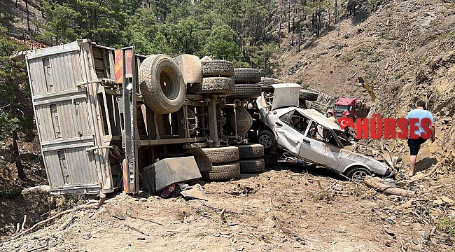 Rampa aşağı park edilen kamyon önündeki otomobili uçuruma doğru sürükledi