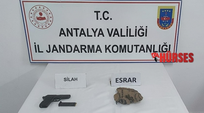 Şüpheli şahısların üzerinde ruhsatsız tabanca ve esrar bulundu