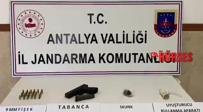 Şüphelinin terk ettiği araçta uyuşturucu ve tabanca bulundu