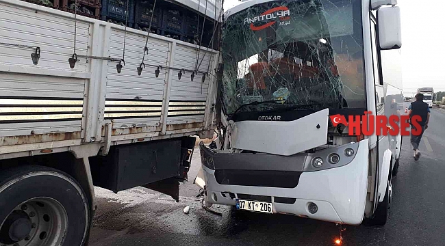 Tur midibüsü kamyona arkadan çarptı: 2'si Alman 3 turist yaralı