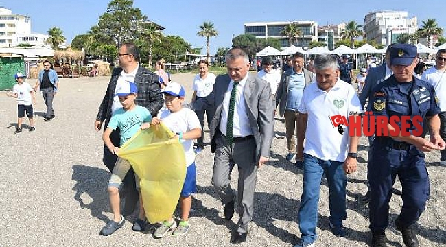 Vali Yazıcı, Konyaaltı Sahili'nde çevre temizliğine katıldı