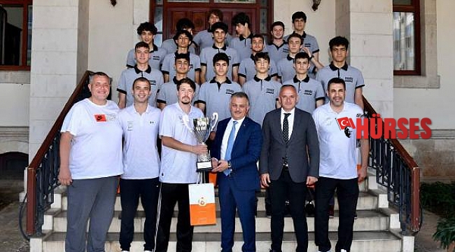 Vali Yazıcı şampiyonları ağırladı