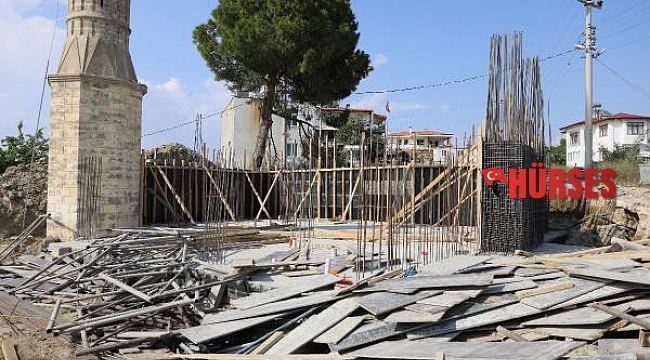 Yangında harap olan tarihi cami yeniden inşa ediliyor