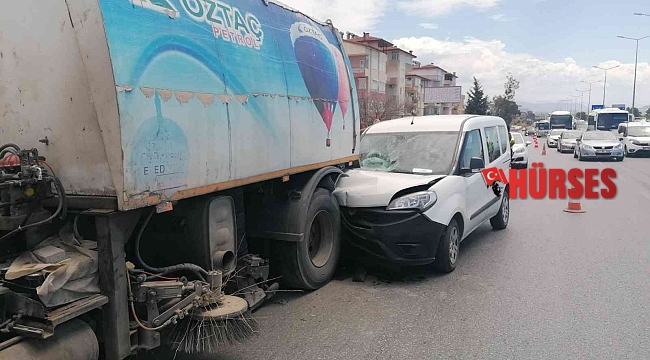 Yol temizleme aracına çarpan aracın sürücüsü yaralandı