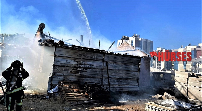 Antalya'da gecekonduyu küle çeviren yangın ekipleri seferber etti