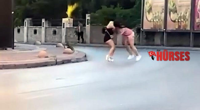 Antalya'da iki kadın cadde ortasında saç saça baş başa birbirine girdi