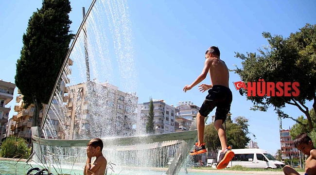 Antalya'da termometreler 41'i gösterdi, çocuklar süs havuzunda serinledi