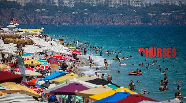 Antalya'da tesisler ve sahiller dolu