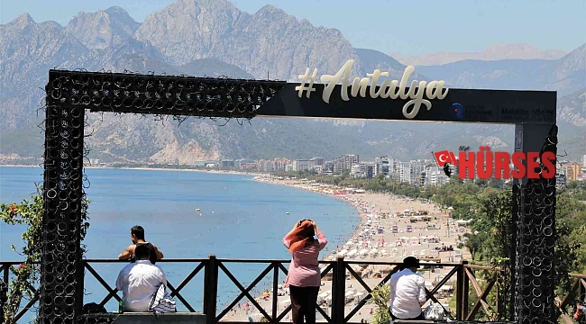 Antalya'nın simgelerinden çiçekli fotoğraf çerçevesi aşırı sıcaklara dayanamayarak kurudu