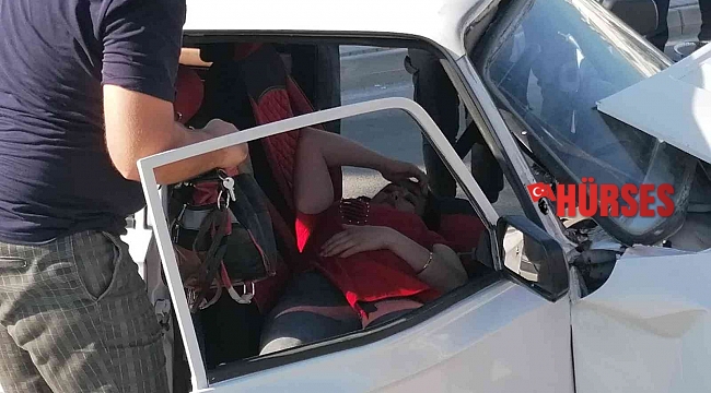 Çarpışmanın etkisiyle savrulan otomobil palmiye ağacına çarptı: 1 yaralı