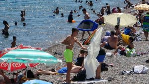 Dünyaca ünlü sahilde tatilcilerin plaj şemsiyeleri ile imtihanı