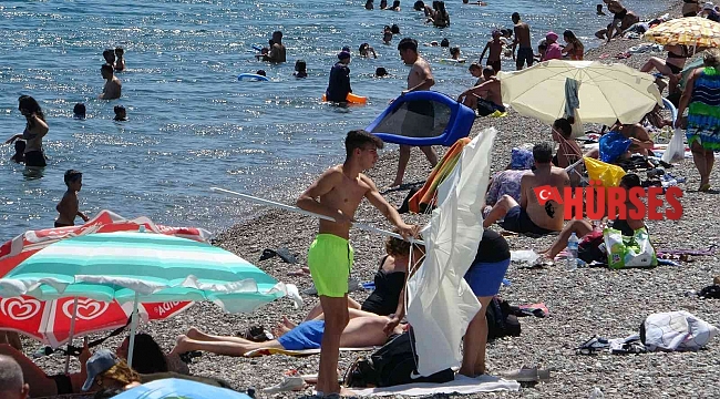 Dünyaca ünlü sahilde tatilcilerin plaj şemsiyeleri ile imtihanı