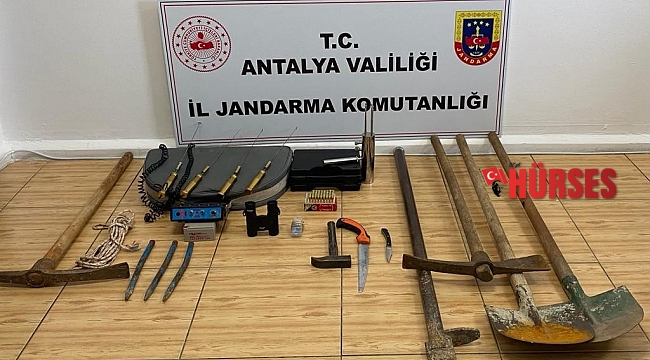 Kaçak kazı yapmaya hazırlanırken devriye gezen jandarmaya yakalandılar