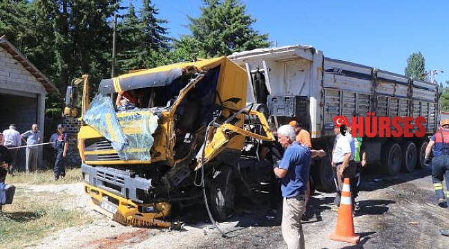 Kamyonetle TIR çarpıştı: 2 yaralı