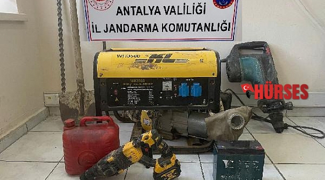 Kemer'de kaçak kazıya suçüstü