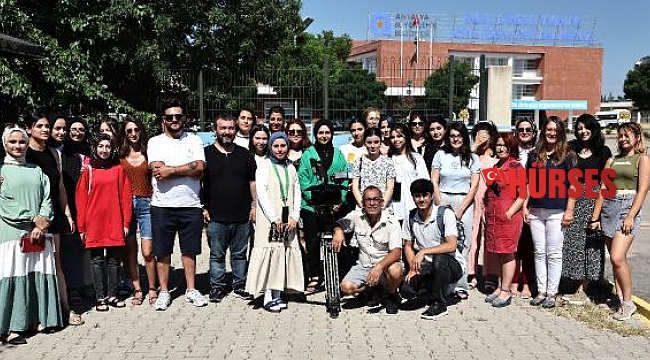 Kız öğrenciler kamera arkasında