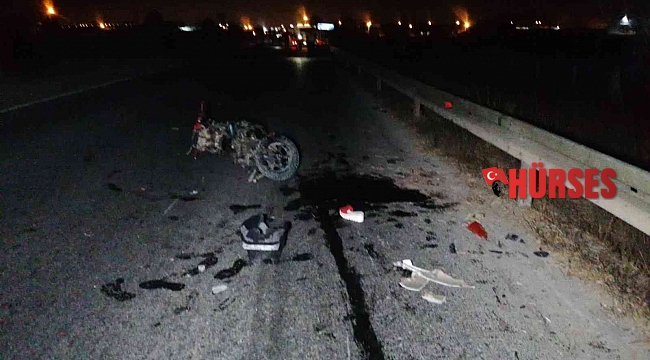Motosikletler çarpıştı, yoldan geçen motosiklet ehliyetli otomobil sürücüsü yere savrulan yaralılara çarptı: 1 ölü