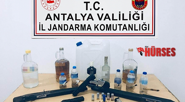 Müzikholde yapılan aramada sahte alkol ve ruhsatsız tabanca ele geçirildi