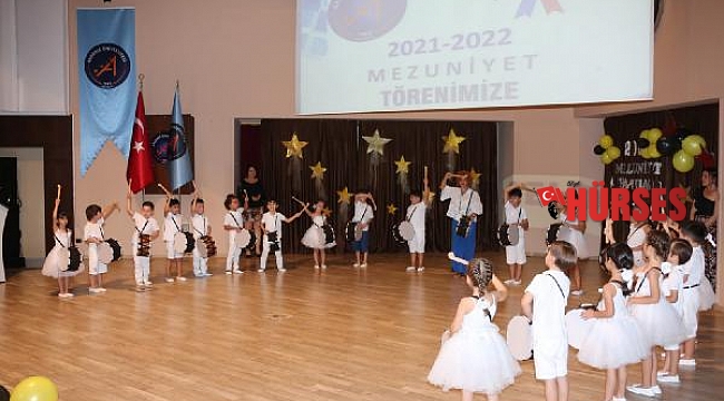 Öğrencilerden coşkulu mezuniyet töreni