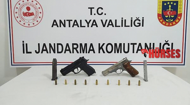 Ruhsatsız tabancaları çatıdan attı