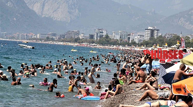 Tatilcilerin akın ettiği 7 kilometre uzunluğa sahip Konyaaltı sahili doldu