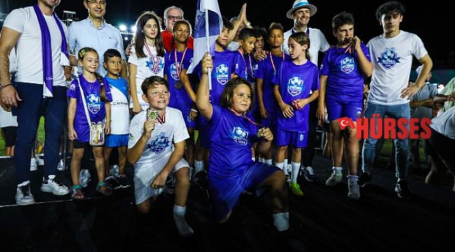 Turist çocukları galibiyet için ter döktü
