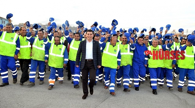 Tütüncü'den belediye işçilerine bayram ikramiyesi