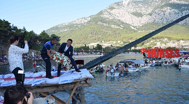 Yağlı direkten bayrak alma yarışmasında 4 bin lira 25 kişi ter döktü