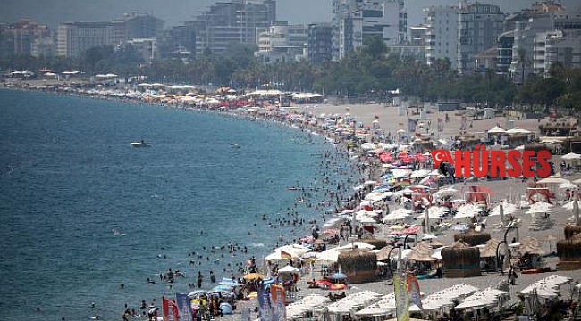 Yüksek nem bunalttı, tatilciler sahilleri doldurdu