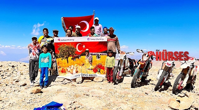 30 Ağustos'u 3 bin 24 rakımlı tepedeki Türk bayrağını yenileyerek kutladılar