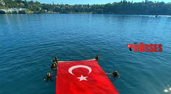 Antalya'da dalgıçlar denizde bayrak açtı