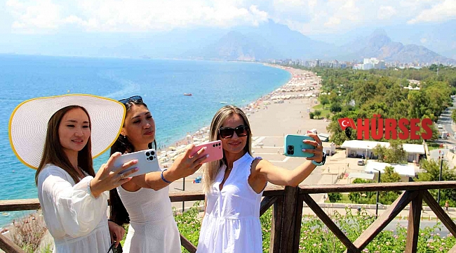 Antalya'nın dünyaca ünlü sahilinde hafta sonu yoğunluğu