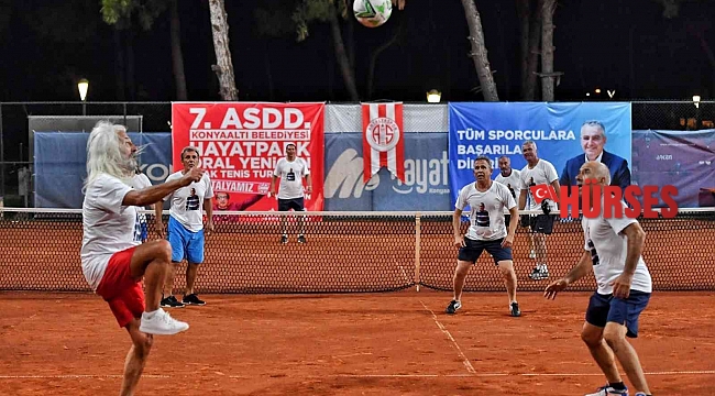 Antalyaspor'un "Efsane" isimler anısına düzenlenen ayak tenisi turnuvası başladı