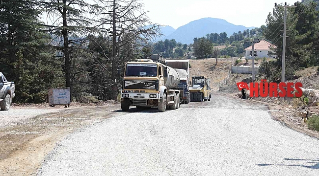 Antalya'yı kırsaldan Kumluca'ya bağlayan yolda asfalt çalışması